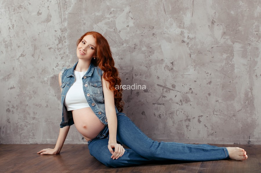 stockfresh_7071878_portrait-of-the-young-pregnant-woman_sizeXL_05e798